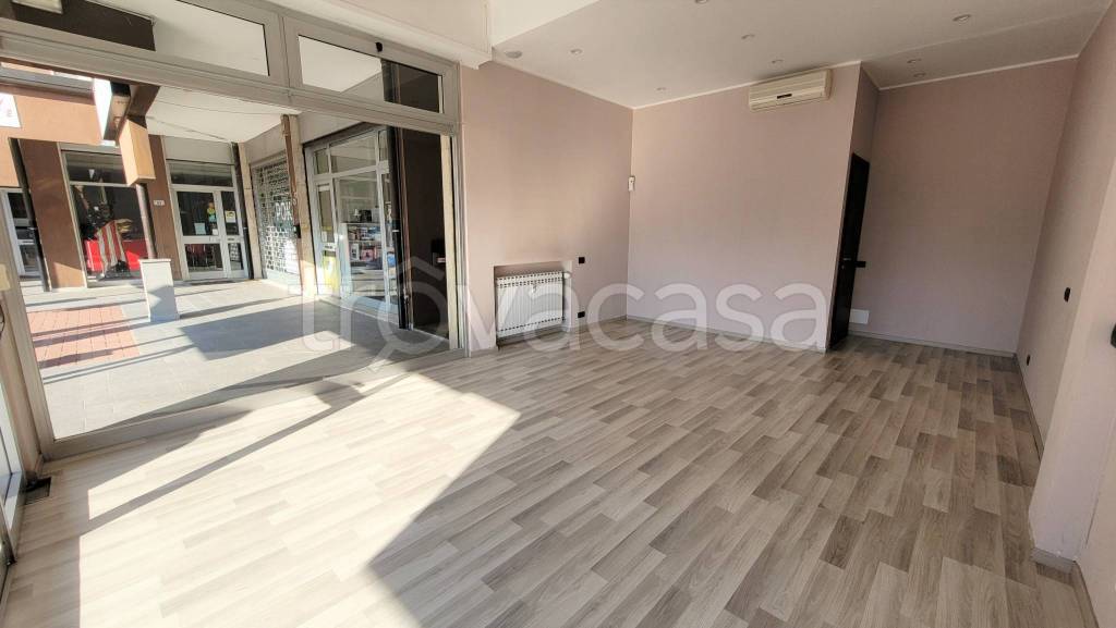 negozio in affitto ad Arese