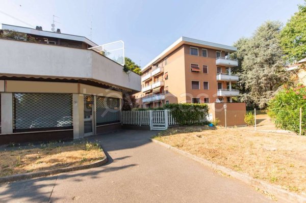 negozio in affitto ad Arese