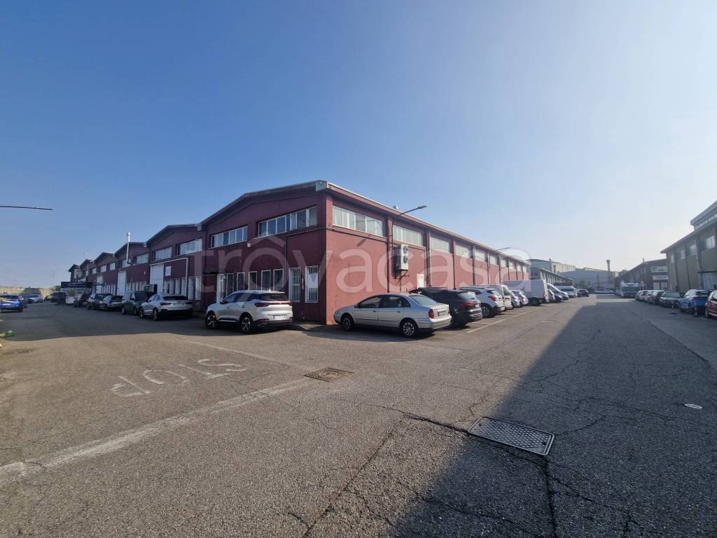 locale commerciale in affitto ad Arese