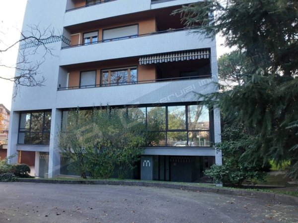 negozio in affitto ad Arese