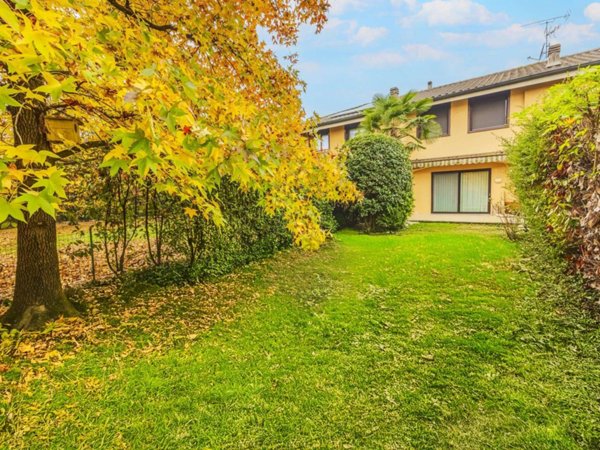 casa indipendente in affitto ad Arese in zona Valera