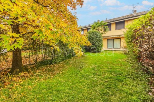 casa indipendente in affitto ad Arese in zona Valera
