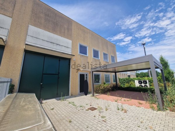 locale commerciale in affitto ad Arese in zona Valera