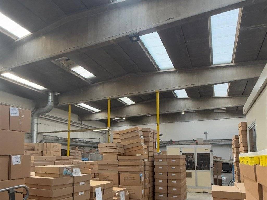 locale commerciale in affitto ad Arese in zona Valera