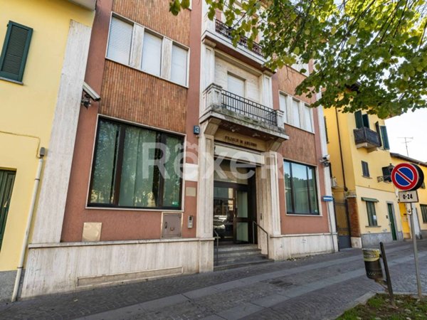 negozio in affitto ad Arluno