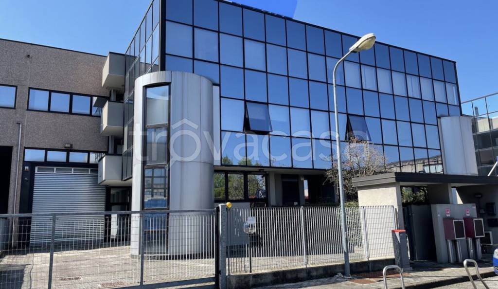 locale commerciale in affitto ad Assago