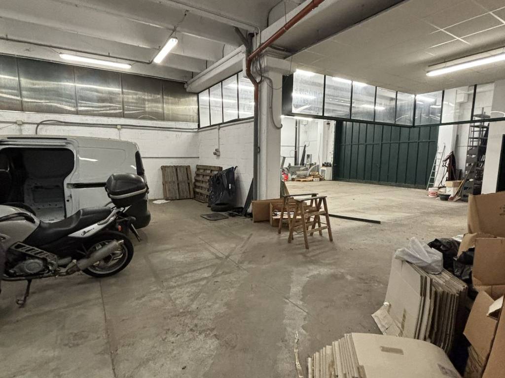 locale commerciale in affitto ad Assago