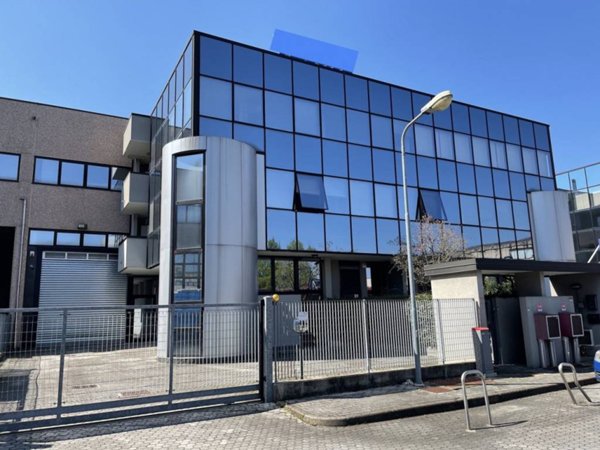 locale commerciale in affitto ad Assago
