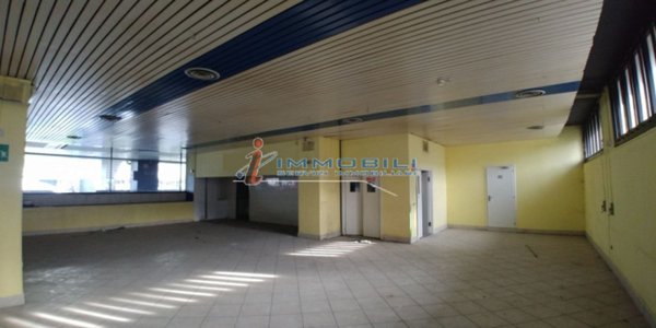 negozio in affitto ad Assago
