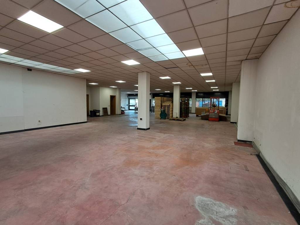 locale commerciale in affitto ad Assago