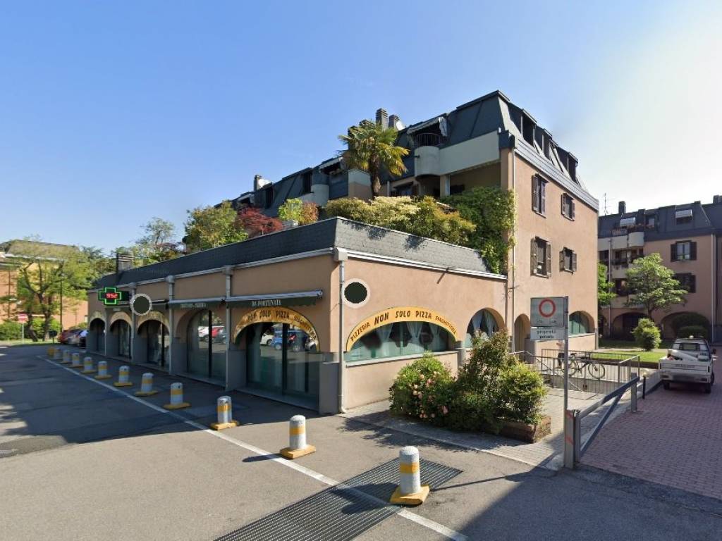 negozio in affitto ad Assago