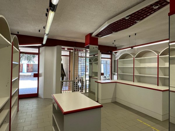 negozio in affitto ad Assago