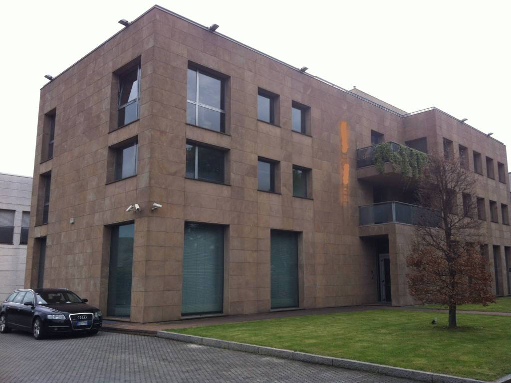 locale commerciale in affitto ad Assago