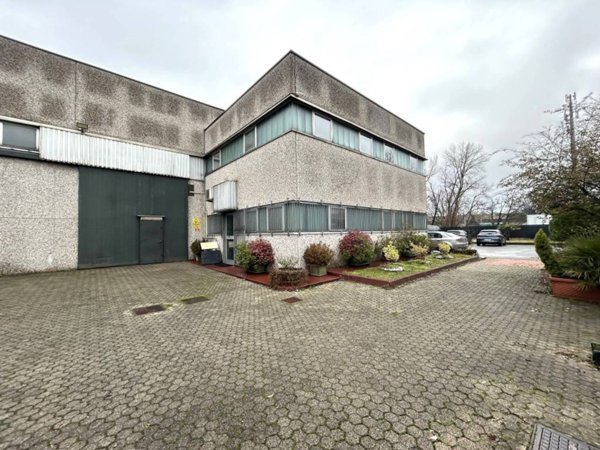 locale commerciale in affitto ad Assago