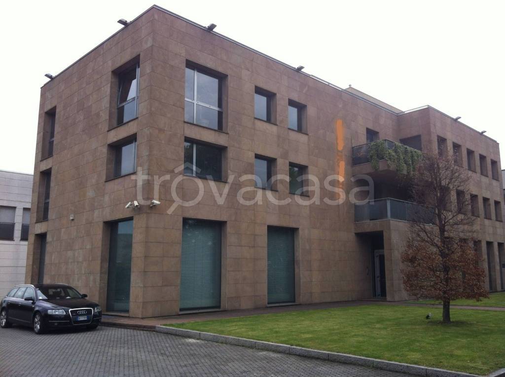 capannone in affitto ad Assago