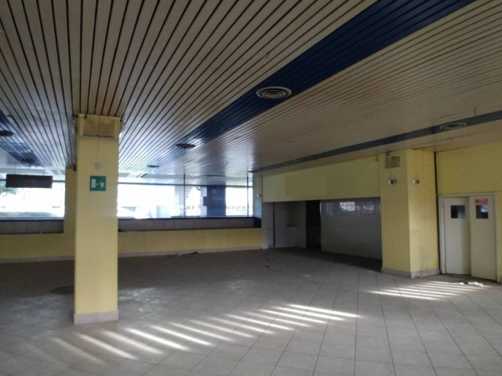 negozio in affitto ad Assago