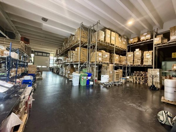 locale commerciale in affitto ad Assago