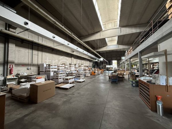 locale commerciale in affitto ad Assago