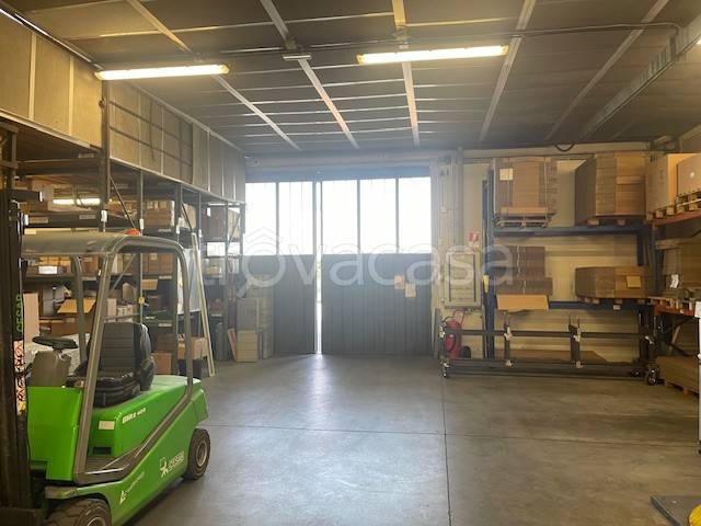 locale commerciale in affitto a Bareggio