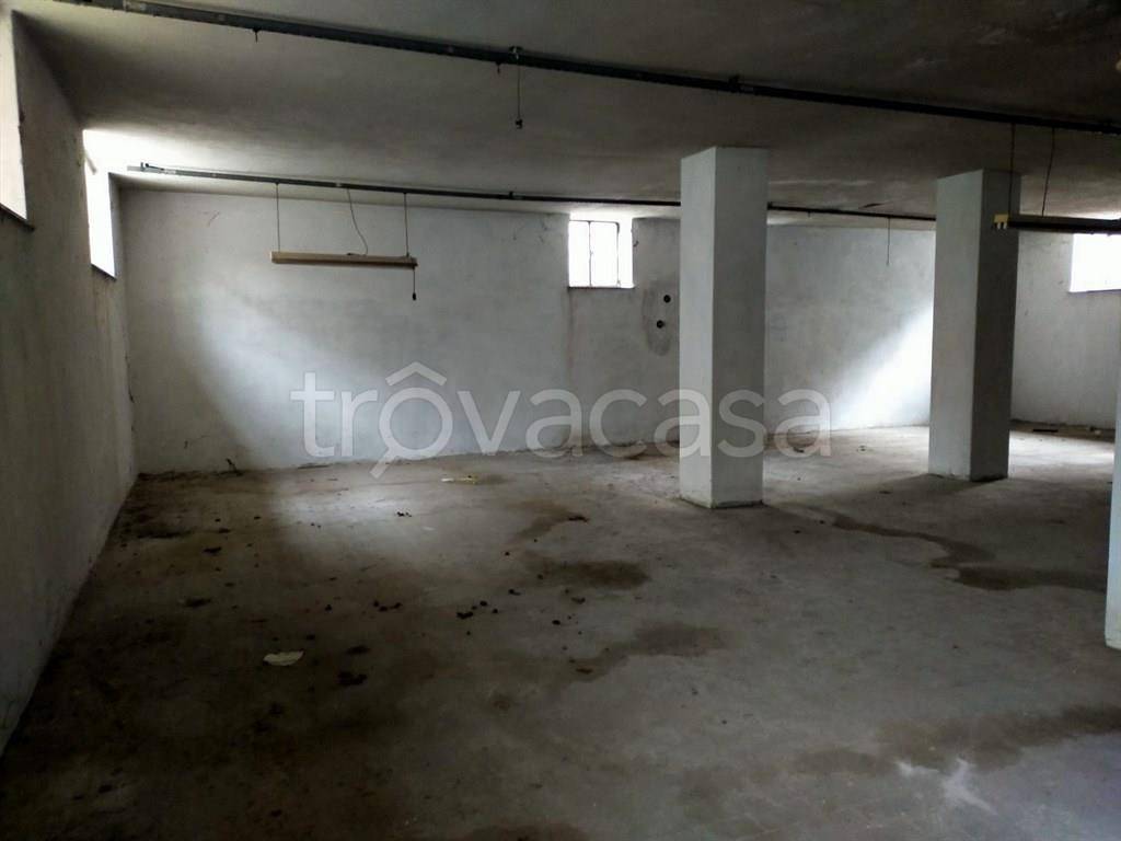 negozio in affitto a Bareggio