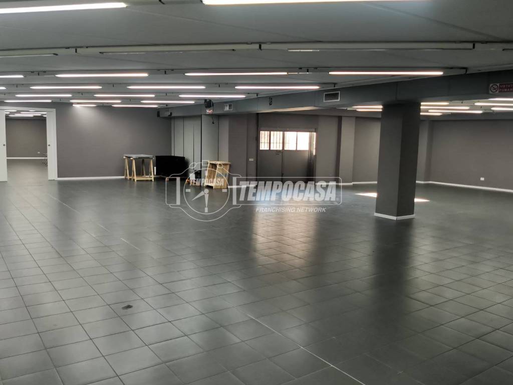 locale commerciale in affitto a Bareggio