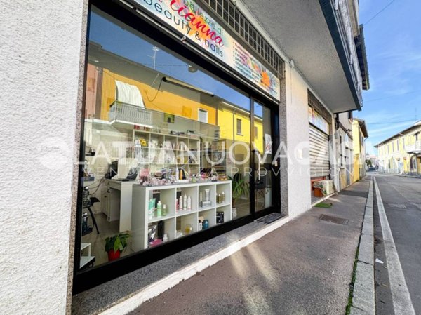 negozio in affitto a Bareggio