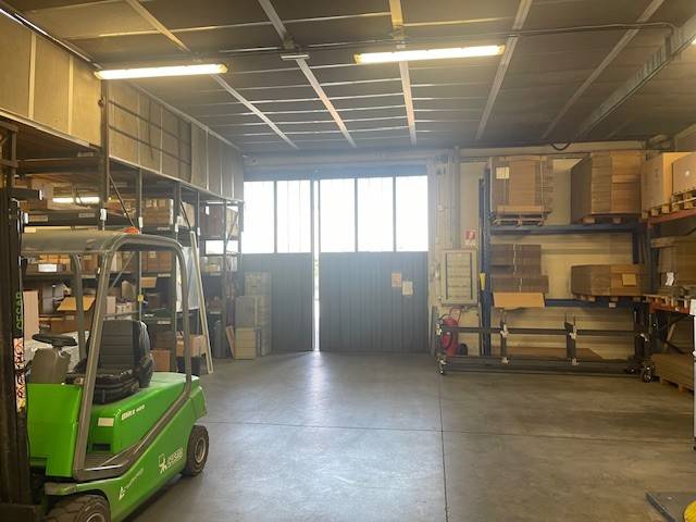 locale commerciale in affitto a Bareggio