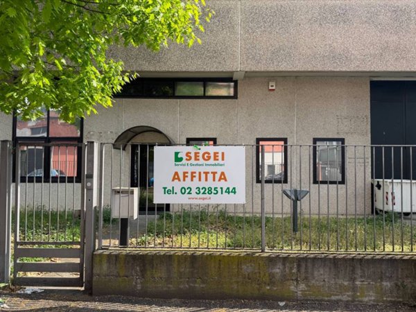 locale commerciale in affitto a Bareggio