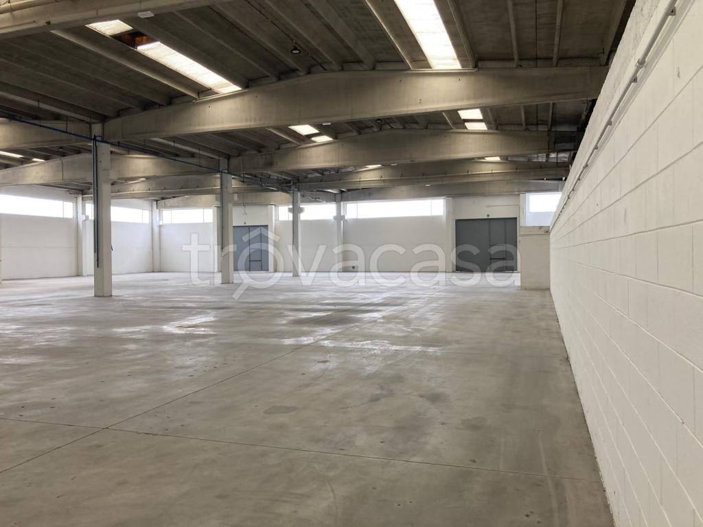 locale commerciale in affitto a Basiano