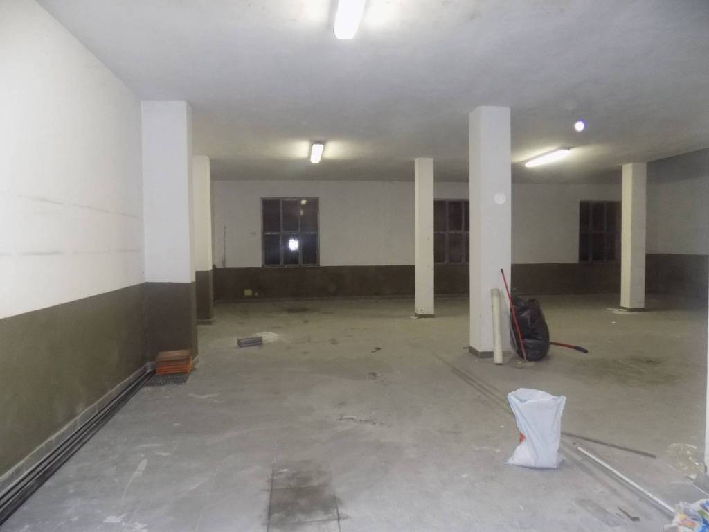 locale commerciale in affitto a Binasco