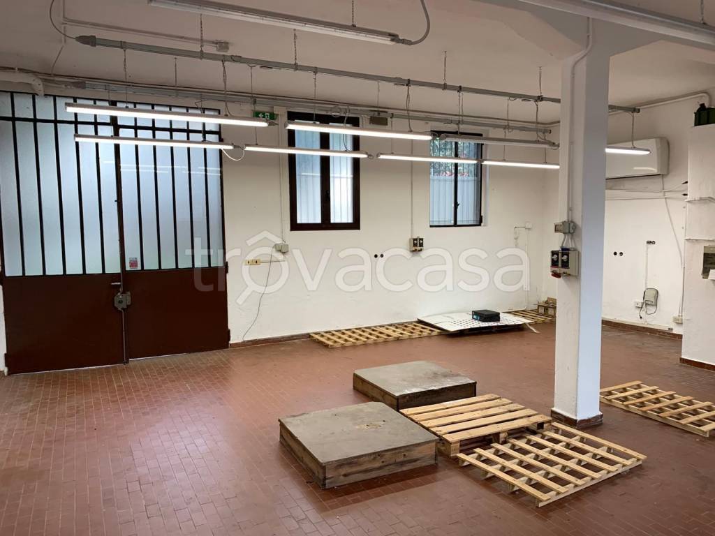 locale commerciale in affitto a Binasco