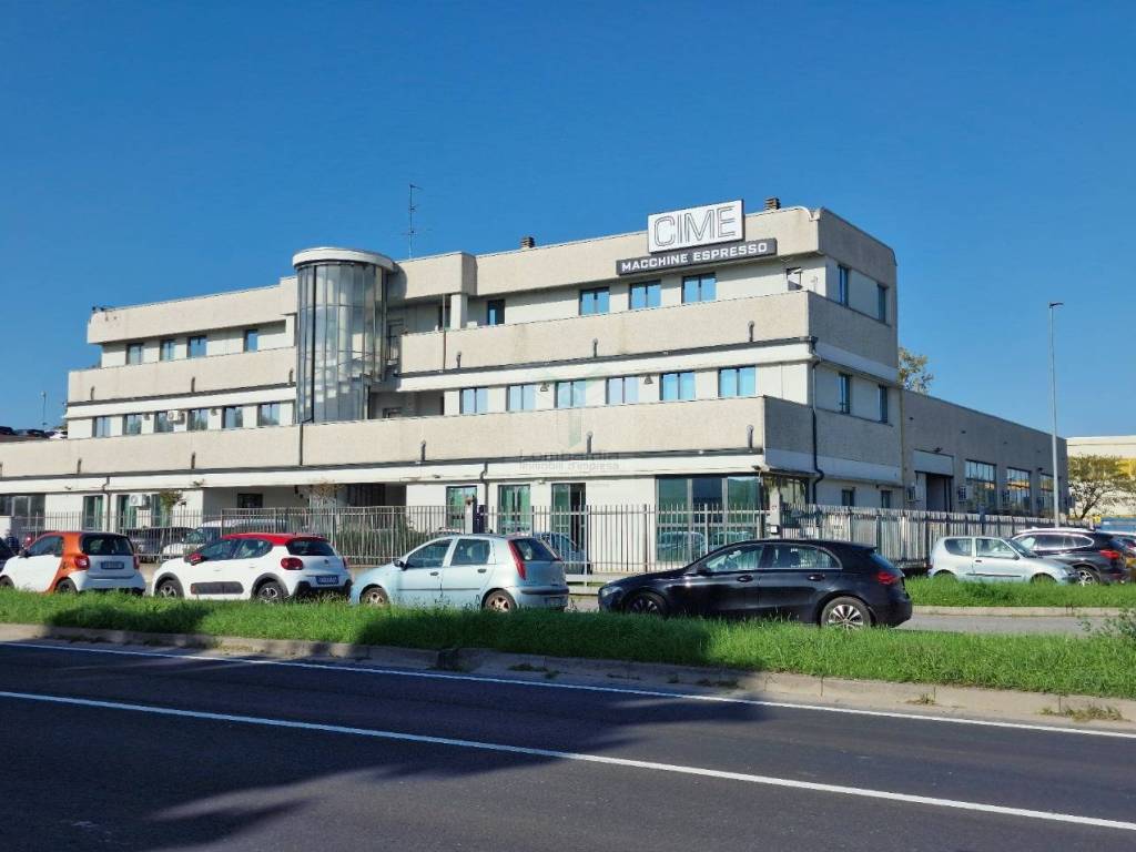 locale commerciale in affitto a Binasco