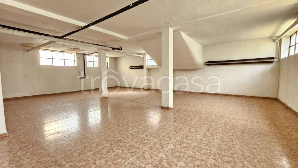 locale commerciale in affitto a Bollate