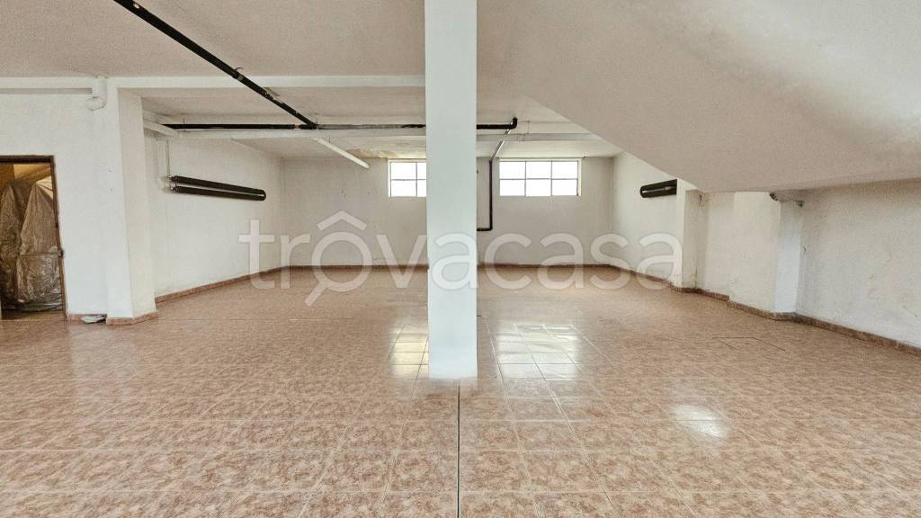 locale commerciale in affitto a Bollate