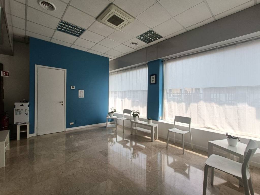 negozio in affitto a Bollate