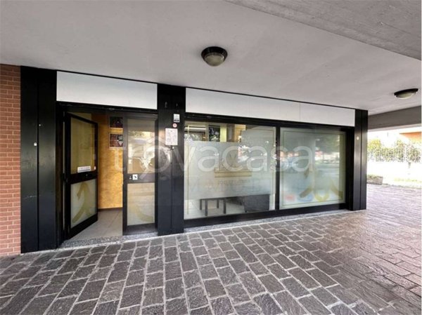 negozio in affitto a Bollate