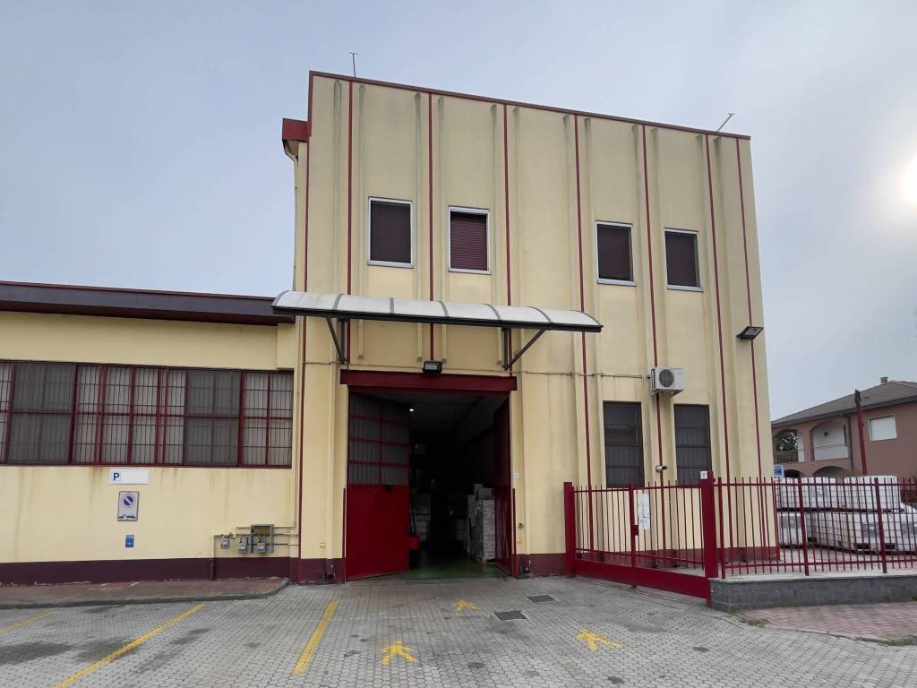 locale commerciale in affitto a Buccinasco