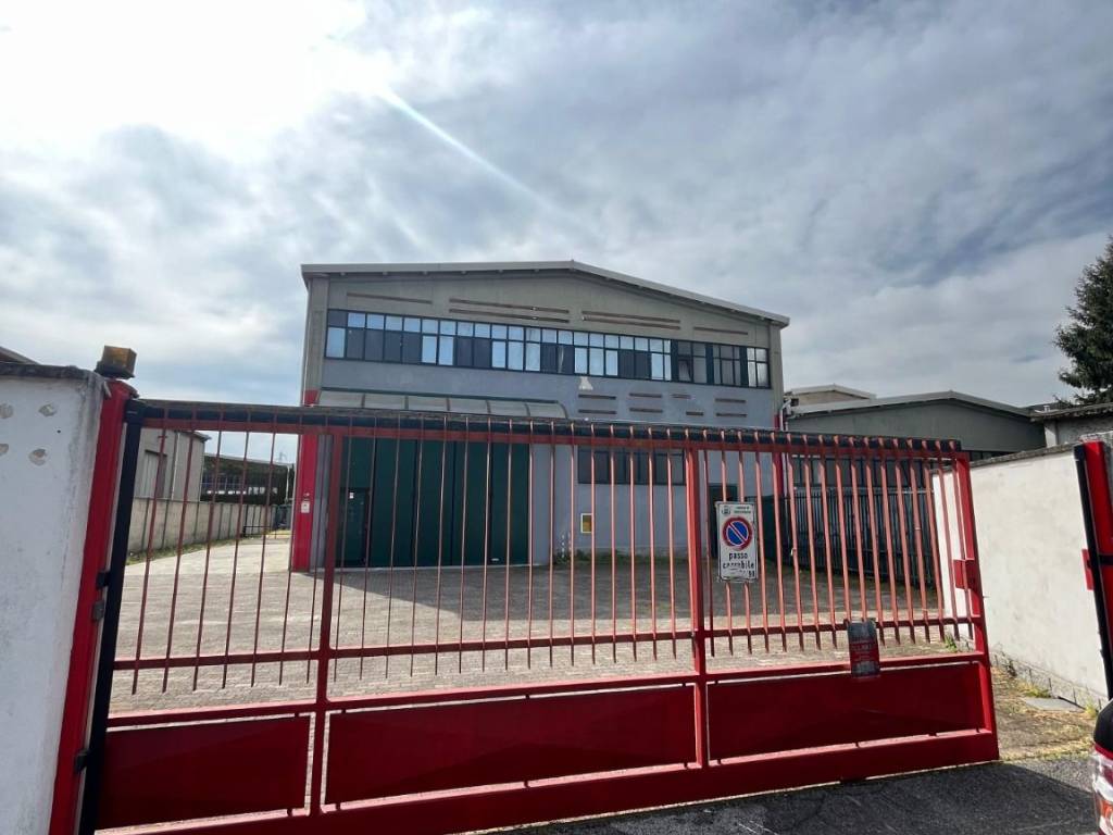 locale commerciale in affitto a Buccinasco