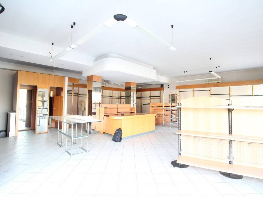 negozio in affitto a Canegrate