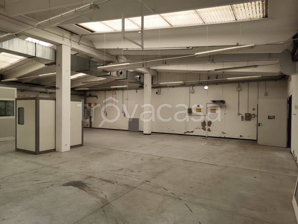 locale commerciale in affitto a Canegrate