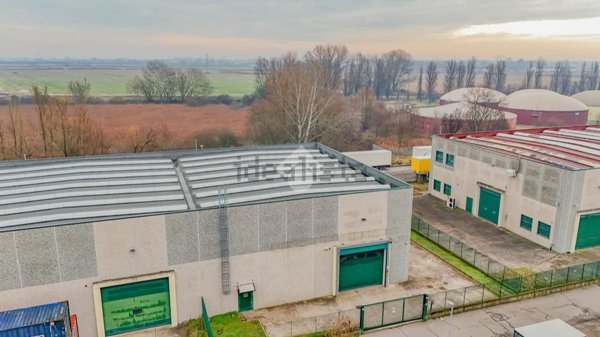 capannone in affitto a Carpiano