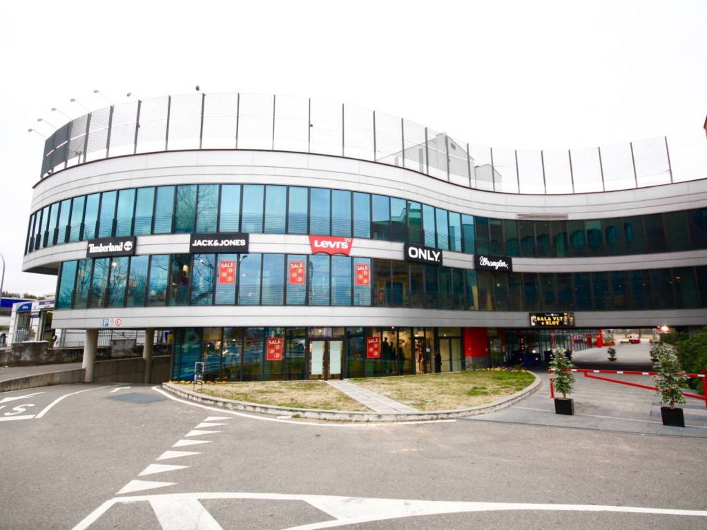 negozio in affitto a Carugate