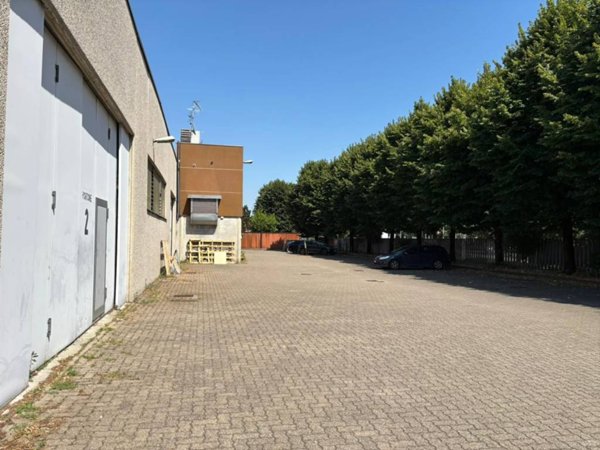 locale commerciale in affitto a Carugate