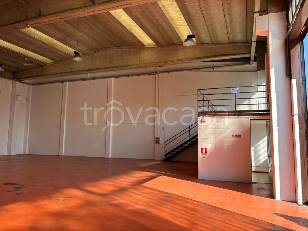 locale commerciale in affitto a Carugate