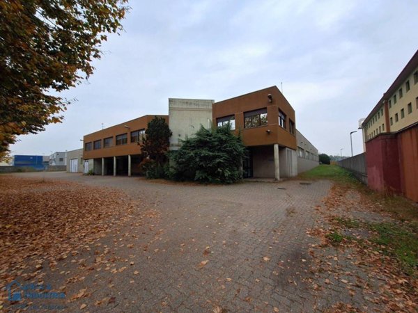 locale commerciale in affitto a Carugate