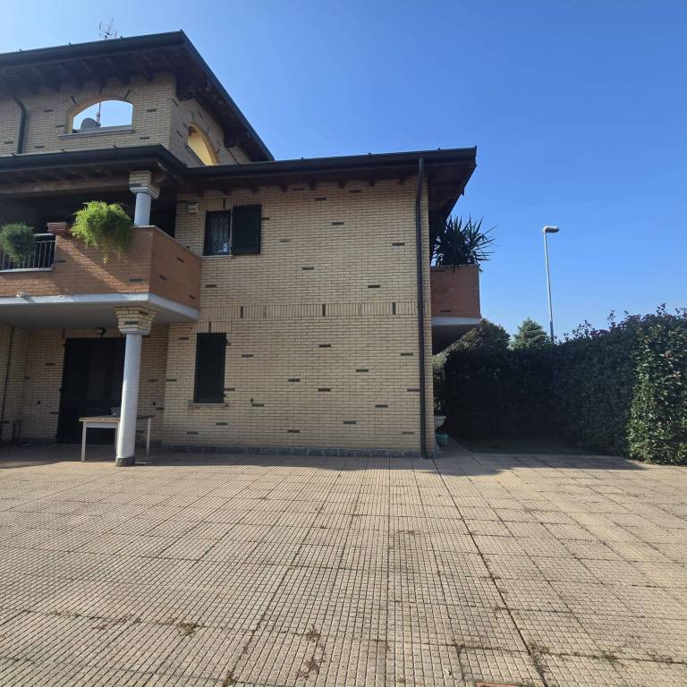 appartamento in affitto a Carugate