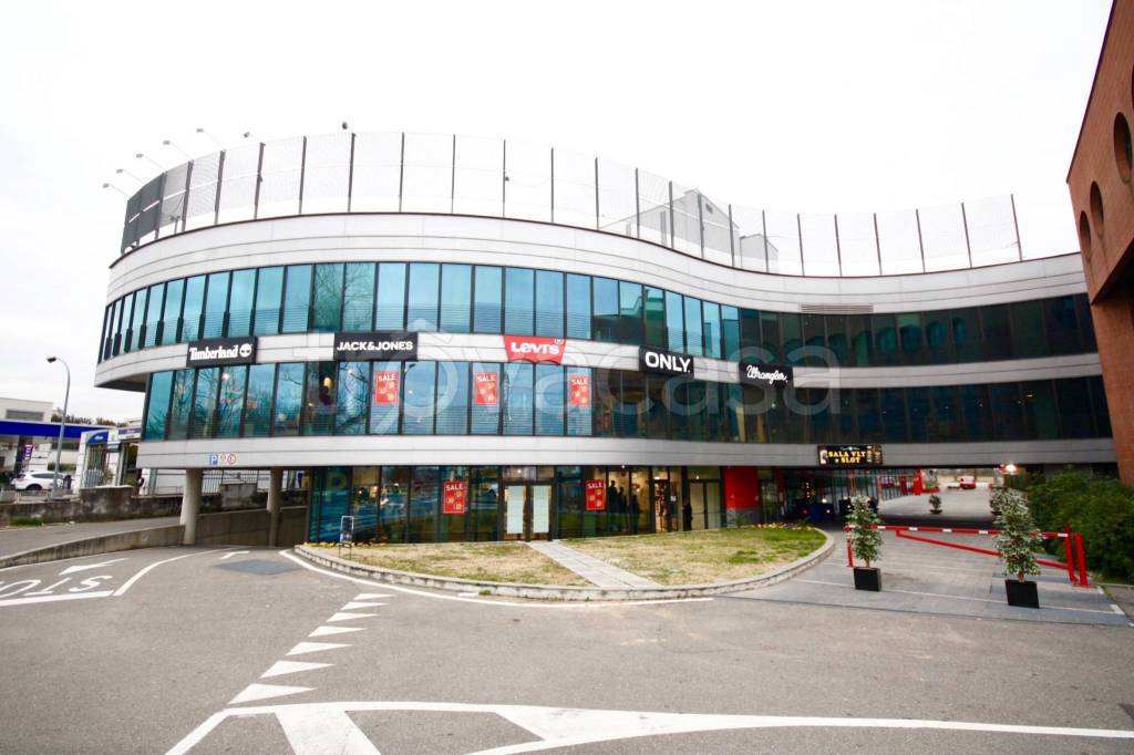 negozio in affitto a Carugate