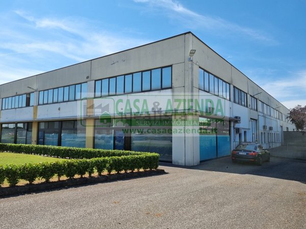 locale commerciale in affitto a Cassano d'Adda