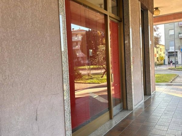 negozio in affitto a Cassano d'Adda