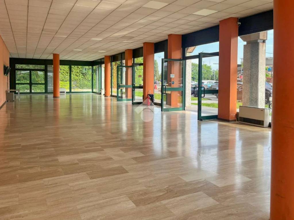 negozio in affitto a Cassano d'Adda